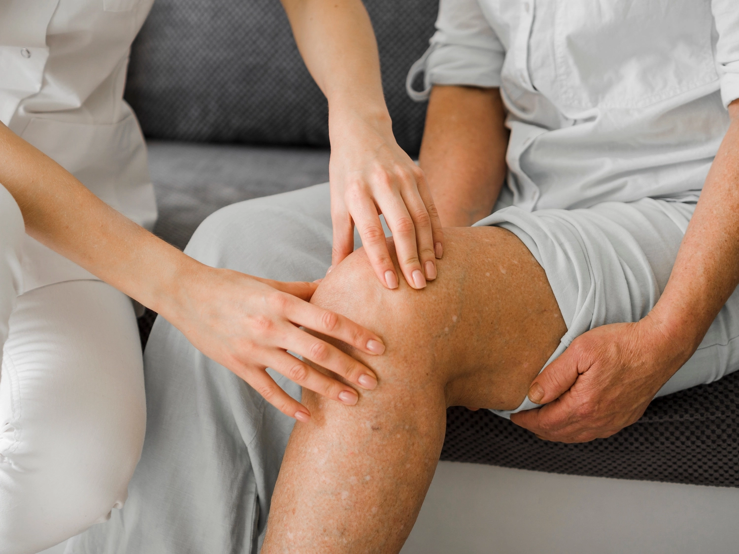 Physiotherapie Balance - Physiotherapie - Physiotherapeut führt Kniephysiotherapie an einem Patienten durch