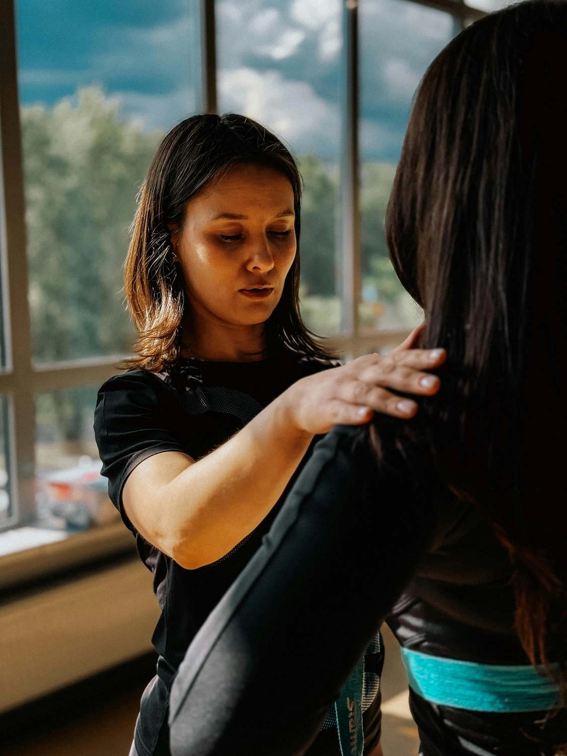 Physiotherapie Balance - Physiotherapie - Weibliche Physiotherapeutin führt Physiotherapie an einer Frau durch