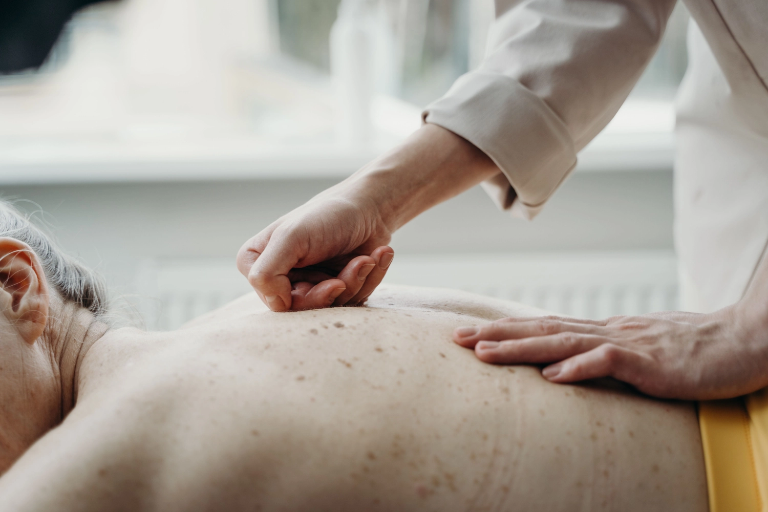 Physiotherapie Balance - Physiotherapie - Physiotherapeut führt Rückentherapie an einem Patienten durch