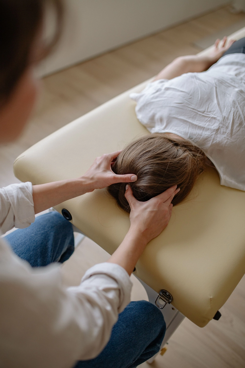 Physiotherapie Balance - Physiotherapie - Physiotherapeut führt Kopfphysiotherapie an einem Patienten durch